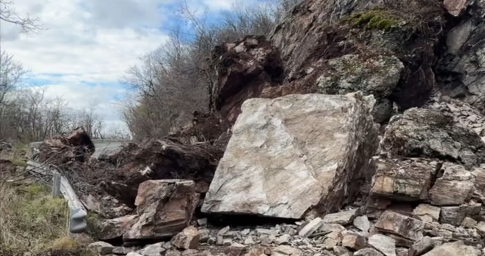 Огромно свлачище затвори прохода Кърнаре Троян от двете посоки Струтила се е