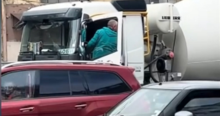 Шофьор на бетоновоз подгони мъж с метална палка Случката е