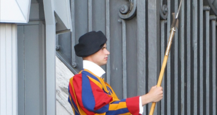 Млад отдаден и горд с униформата си – така изглежда