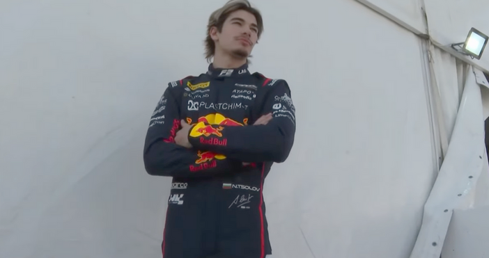 Българският пилот Никола Цолов получи трофея си за второто място