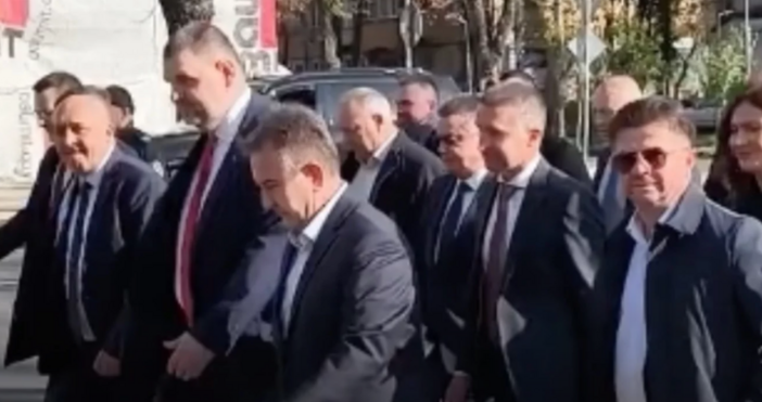 Ден преди насрочените от санкционирания за корупция от САЩ и