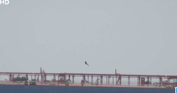 Трима души от екипажа на танкера заседнал край Ахтопол бяха