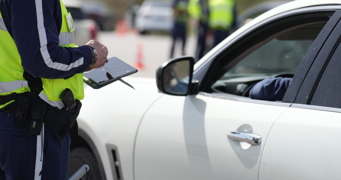 Нарушител на пътя се държал агресивно и ударил полицай заради