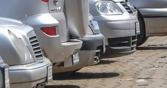 Нарастващ брой автомобили недостатъчно паркинги мъчително търсене на място за