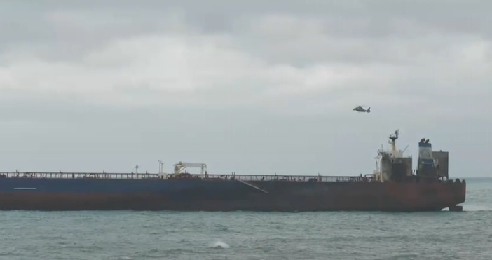 Пети ден танкерът Кайрос остава блокиран край бреговете на Ахтопол