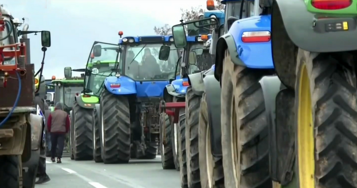 стопкадър ЮтубИ днес гръцките фермери обмислят блокади в страната както