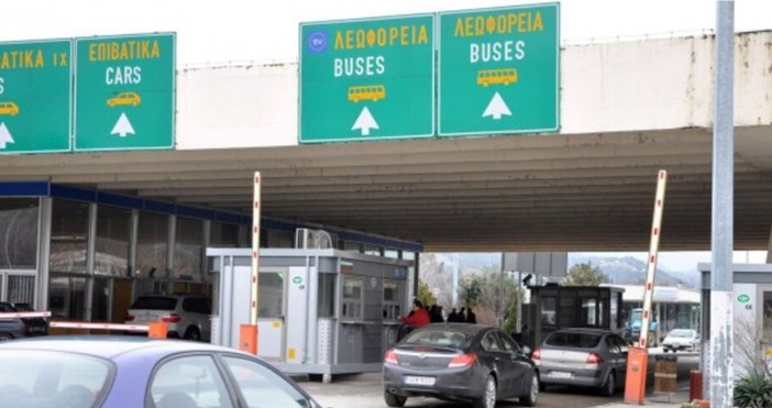 Преди минути гръцките фермери отново спряха преминаването на товарни автомобили