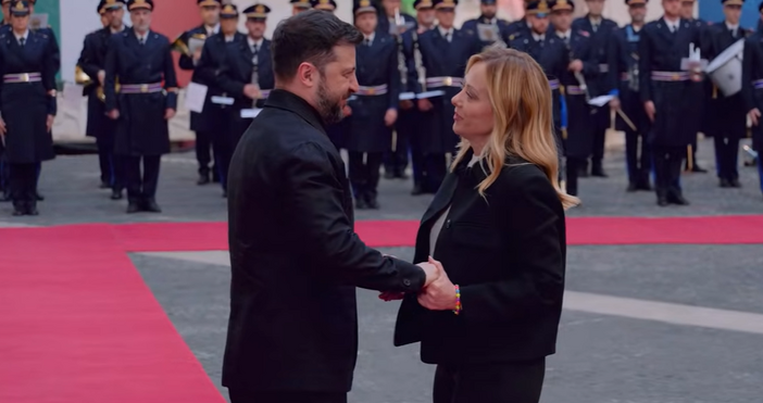 Кадри YoutubeПремиерът на Италия Джорджа Мелони прие в сградата на