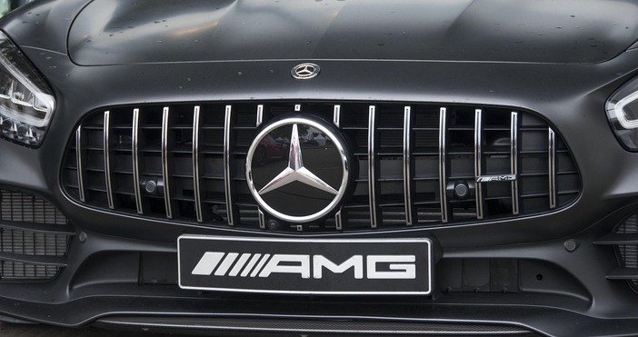 Четирима души са обвинени за внос на нови автомобили във Франция но