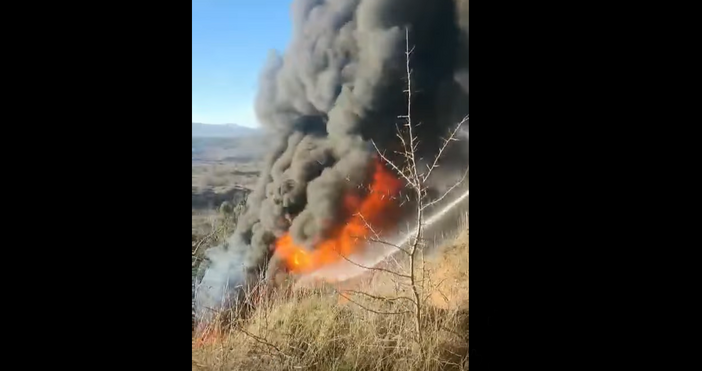 В района на местността Войниковец в Перник горят автомобилни гуми