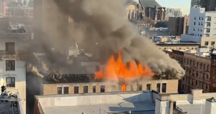 Кадри YoutubeПожар е избухнал в сграда в западната част на