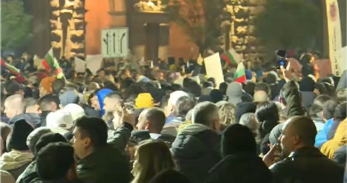 Хиляди българи в този момент са по площадите да протестират