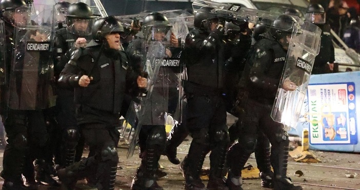 Групи от хора събрали се на Орлов мост тръгнаха към