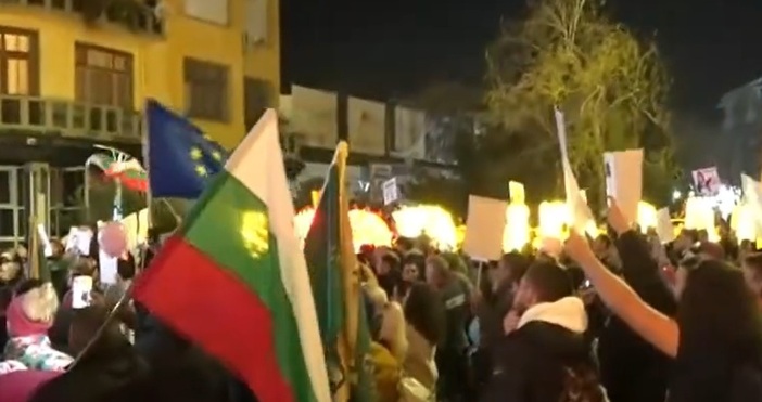 Хиляди бургазлии в момента са централния площад в града и