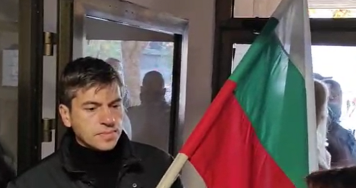 Група от протестиращи водени от гражданския активист Росен Миленов протестират