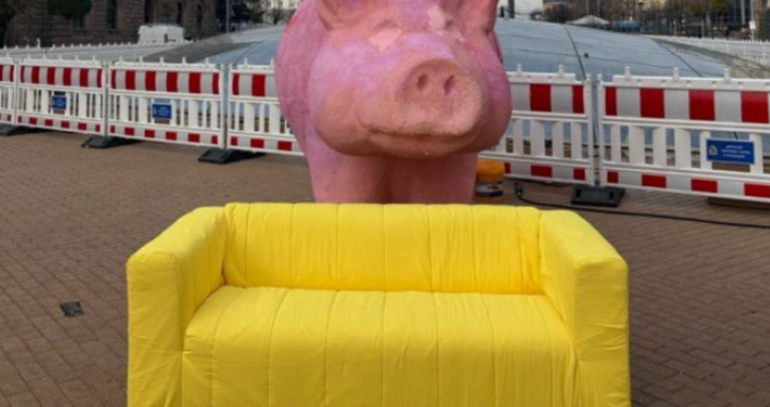 Младежите от ПП поставиха диван пред Ларгото където е и