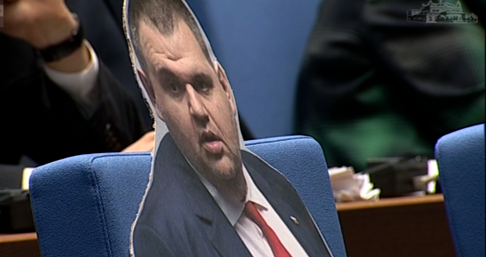 Отсъствието на лидера на ДПС Делян Пеевски от пленарната зала