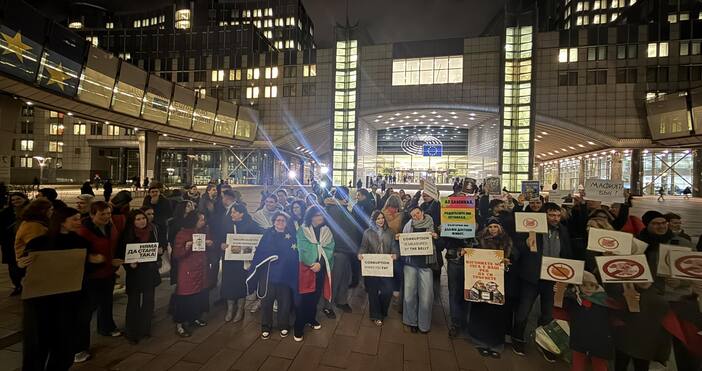 Българи протестираха тази вечер пред сградата на Европейския парламент в