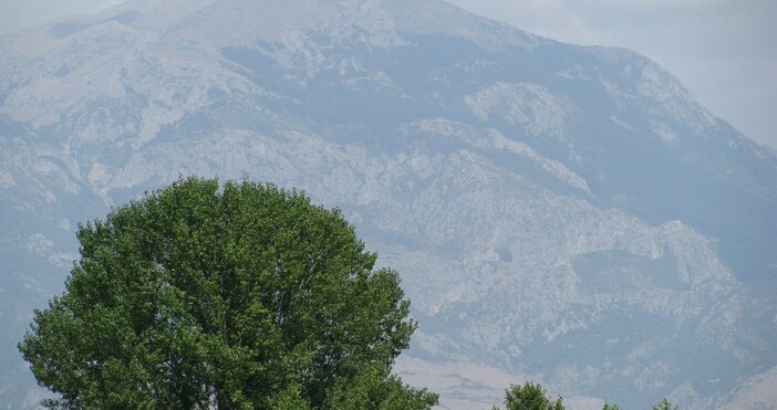 Вулканичната пръст под Рупите пази пламъка на древността и тайна