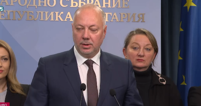 Минути преди гласуването на вот на недоверие в парламента правителството