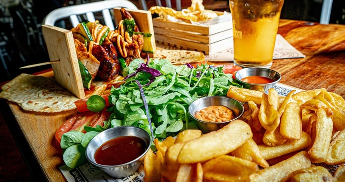 Най малко 43 ма души са получили хранително отравяне след като са