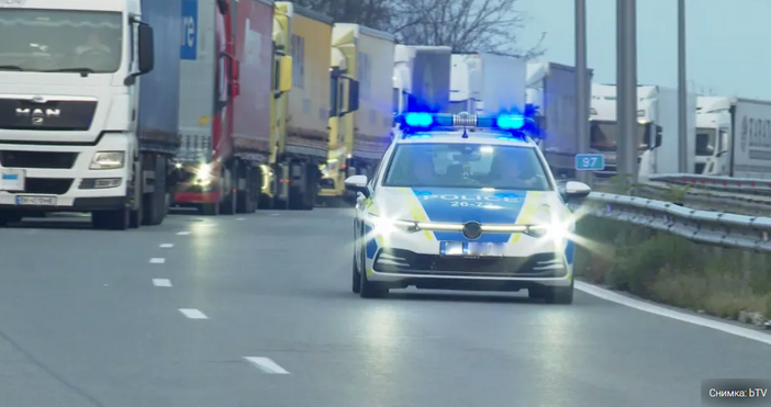 Пореден ден с километрични опашки на границата с Турция В