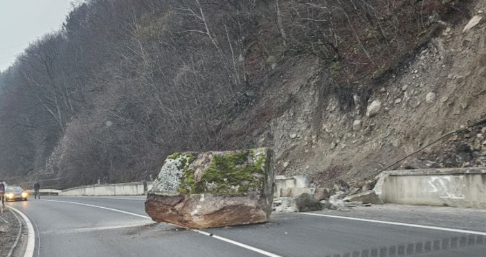Голяма скала падна и затвори пътя Банско Гоце Делчев край