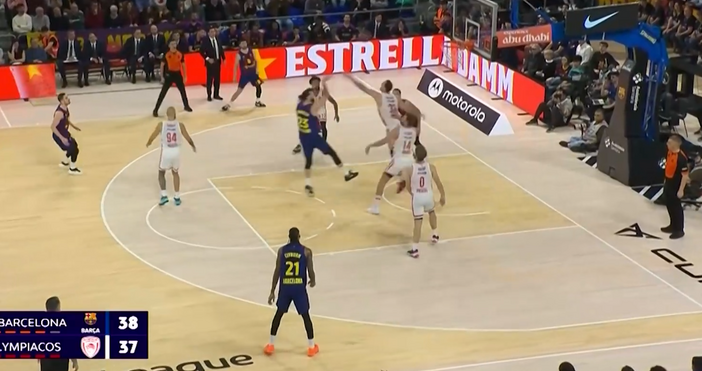 Отборът на Олимпиакос с българския национал Александър Везенков в състава