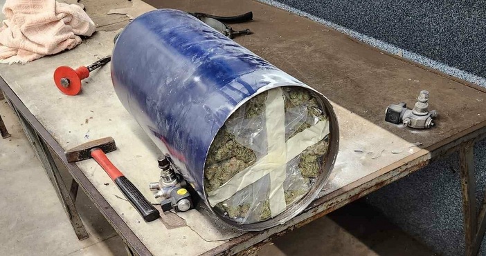 Снимки Агенция Митници 70 064 кг марихуана в 8 газови