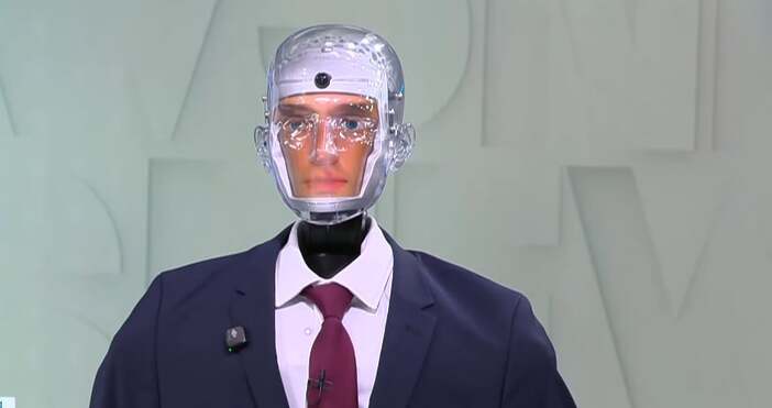 стопкадър Нова Нюз ФейсбукРобърт е хуманоиден робот и пръв предвиди оставката на