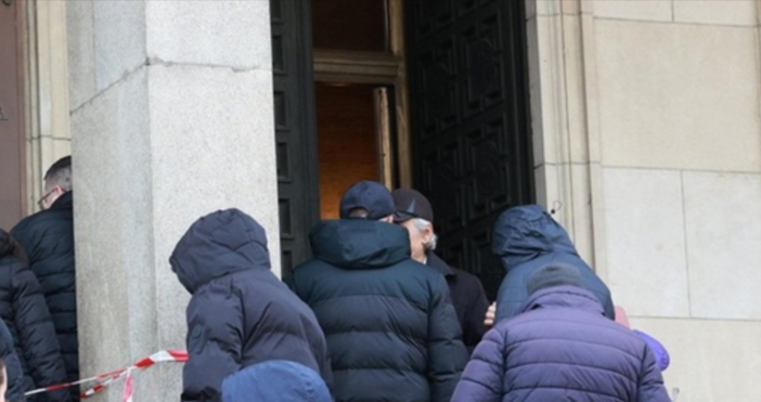 архивДесетки граждани се наредиха на опашка пред касовия център на