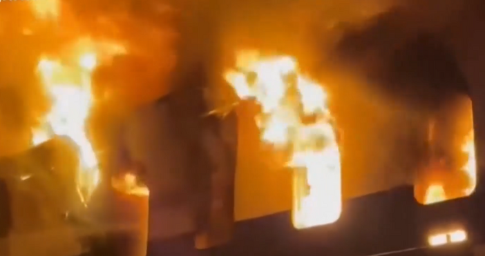 Голям пожар избухна на турски ферибот закотвен в украинския пристанищен