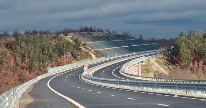 Новият трикилометров участък на автомагистрала Хемус от пътен възел Дерманци