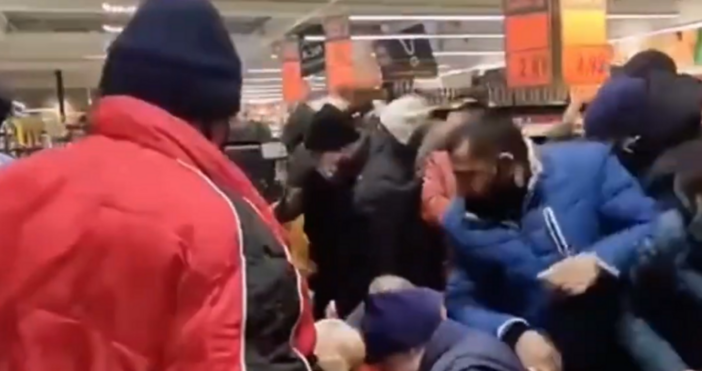 Паническо презапасяване с храни техника и дори дребни монети обхвана