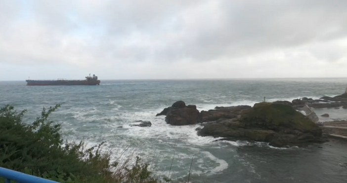 Нови дейности по спасяването на танкера Кайрос който продължава да