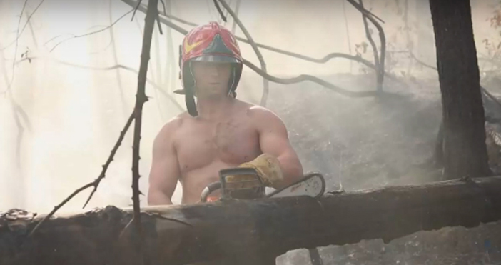 Пожарникари от Варна отново привлякоха общественото внимание с атрактивен календар