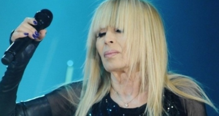 С петминутни овации и изправена на крака публика приключи националното