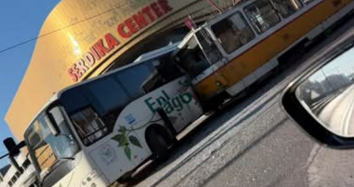 Тежка катастрофа между трамвай и автобус на столичния бул Ситняково