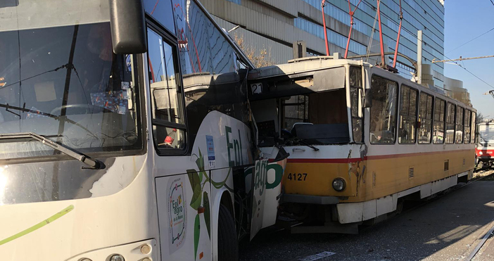 Трамвай и автобус се блъснаха на бул Ситняково в София