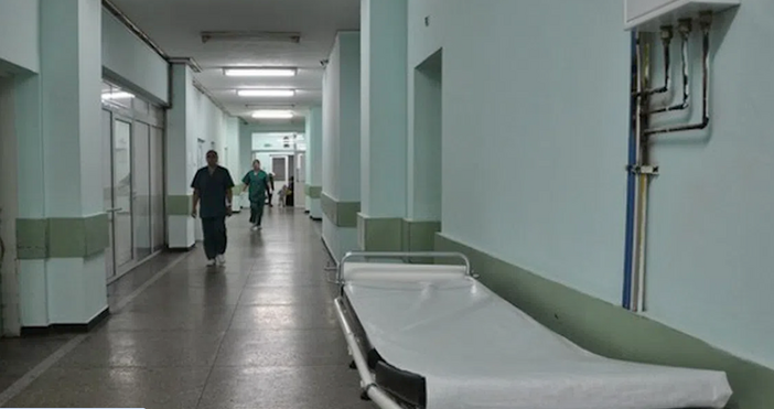 Докато лекари и сестри се борят за живот а близки