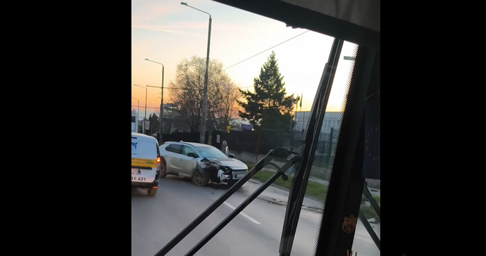 Кадри Фейсбук Кр ГрозевАвтомобил самокатастрофира в уличен стълб на варненския