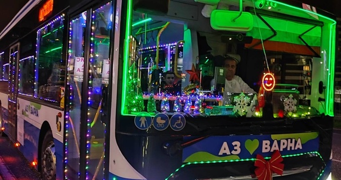Автобус на градския транспорт на Варна създава допълнително празнично настроение