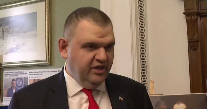 Стопкадър бТВДелян Пеевски пусна за първи път медии в кабинета