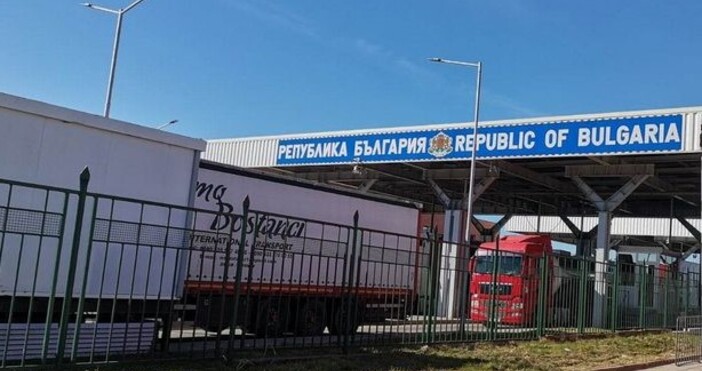 На границата с Република Турция трафикът е изключително интензивен на