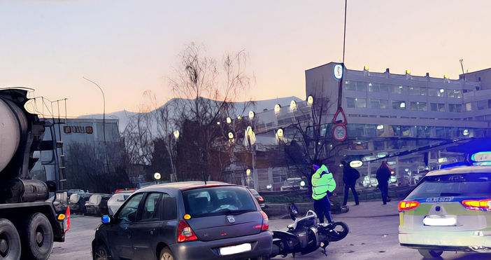 52 годишният моторист е пострадал тежко при катастрофата с лек