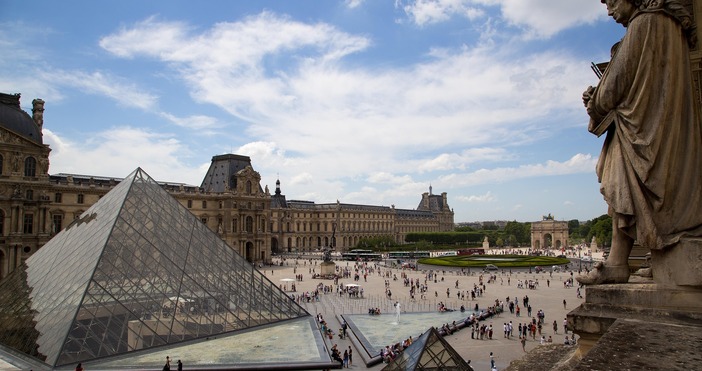 Лувърът който беше затворен в понеделник поради стачка отвори днес