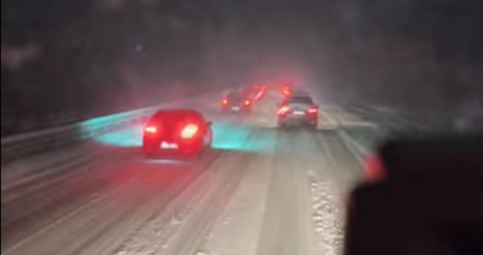 Видимостта е нулева движението е кошмарно а скоро май никой