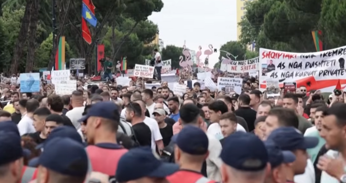 Хиляди албанци протестираха за пореден път в столицата Тирана срещу